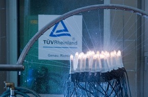 TÜV Rheinland AG: Sichere und besinnliche Feiertage: Weihnachtsbäume und Lichterketten - darauf können Verbraucher achten