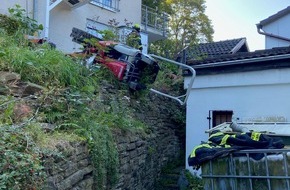Feuerwehr Herdecke: FW-EN: Minibagger stürzte in Hanglage um und bedrohte einen Patienten - Schwierige Menschenrettung in der Straße "An der Walkmühle"
