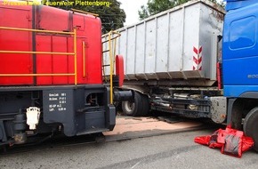 Feuerwehr Plettenberg: FW-PL: OT-Eiringhausen. LKW kollidiert auf unbeschranktem Bahnübergang mit Diesellok. LKW-Fahrer fast unverletzt.
