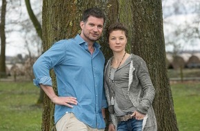 ZDF: Drehstart für zwölf neue Folgen der ZDF-Serie "Herzensbrecher - Vater von vier Söhnen" /Simon Böer als Pfarrer Tabarius im  siebten Himmel mit einer Richterin (FOTO)