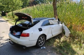 Polizeiinspektion Stade: POL-STD: Zwei Autoinsassen bei Unfall in D&uuml;denb&uuml;ttel verletzt, Autofahrer bringt Radfahrerin in Horneburg zu Sturz - Polizei sucht Verursacher und Zeugen