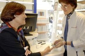 Stiftung RUFZEICHEN GESUNDHEIT!: Christa Stewens lässt sich in der Münchner Rosen Apotheke testen/ Startschuss für bundesweite Aufklärungsaktion über das Metabolische Syndrom