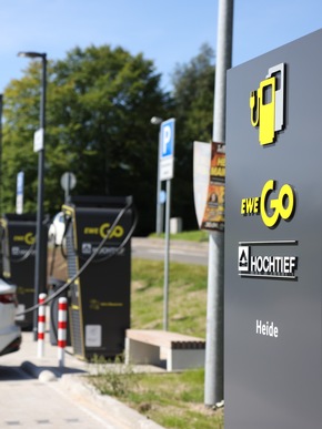 EWE Go und HOCHTIEF eröffnen ersten Deutschlandnetz-Ladepark in Schleswig-Holstein