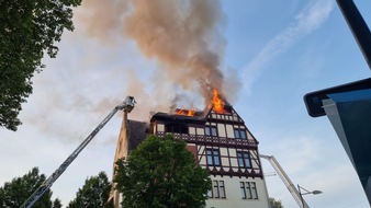 Feuerwehr Witten: FW Witten: Dachstuhlbrand in der Lessingstrasse