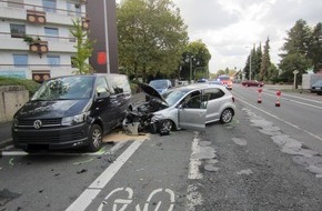 Feuerwehr Mülheim an der Ruhr: FW-MH: Verkehrsunfall mit zwei verletzten Personen