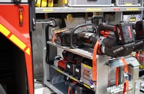 Feuerwehr Oberhausen: FW-OB: Feuerwehr befreit eingeklemmte Person nach Verkehrsunfall