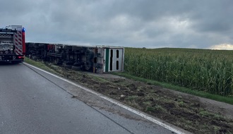 Polizeipräsidium Ulm: POL-UL: (UL) Obermachtal/B311 - Laster kippt um / Eine stundenlange Sperrung der B311 bei Obermarchtal-Datthausen zog ein verunfallter Lkw am Mittwoch nach sich. Schaden mindestens 150.000 Euro.