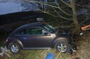 Polizeiinspektion Northeim: POL-NOM: Dachlatte durchbohrt PKW bei Verkehrsunfall