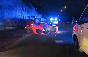 Polizeiinspektion Hameln-Pyrmont/Holzminden: POL-HOL: Stadtoldendorf - Lenner Straße: Kleiner Anstoß - Große Wirkung - Opel Corsa mehrfach überschlagen / Fahrer leicht verletzt -