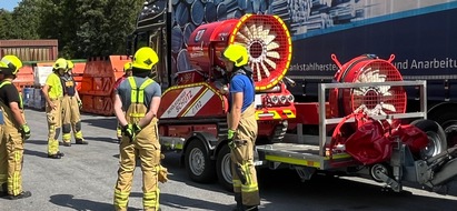 Feuerwehr Ratingen: FW Ratingen: Unterstützung bei Brand in einem Gewerbebetrieb in Velbert