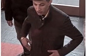 Polizei Bonn: POL-BN: Foto-Fahndung: Wer kennt diese Männer? Trio soll Handtasche gestohlen haben