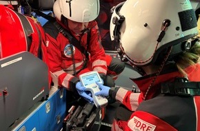 DRF Luftrettung: Hirnblutungen mit einem Bluttest am Einsatzort erkennen / DRF Luftrettung testet innovatives Verfahren in Rendsburg und Nieb&uuml;ll