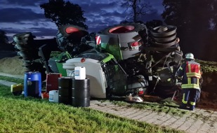 Freiwillige Feuerwehr Gemeinde Schiffdorf: FFW Schiffdorf: Traktor stürzt von Fahrsilo - Fahrer muss ins Krankenhaus