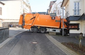 Polizeidirektion Mayen: POL-PDMY: Müllwagen kracht gegen Garage