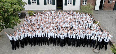 Polizei Duisburg: POL-DU: Stadtgebiet: 203 neue Polizeikommissarinnen und Polizeikommissare in Duisburg ernannt!