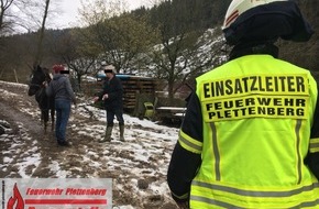 Feuerwehr Plettenberg: FW-PL: OT-Steinkuhle. Pferd stürzte Böschung hinab und blieb zwischen Bäumen liegen. Tier konnte erfolgreich gerettet werden.