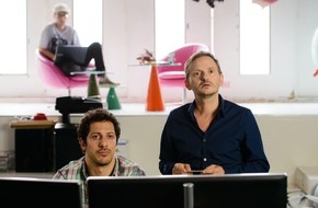 Constantin Film: Erste Fotos zu IRRE SIND MÄNNLICH - Constantin Film bringt die Komödie mit Fahri Yardim & Milan Peschel ins Kino