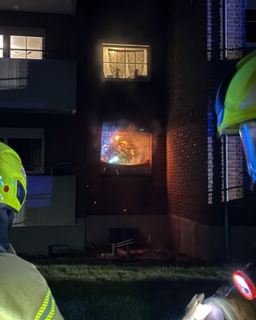 FW-DT: Zimmerbrand - 18 Personen rettungsdienstlich betreut