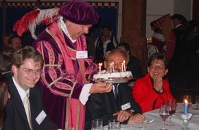 Bayer (Schweiz) AG: Bayer (Schweiz) AG Diagnostika: Geburtstagsfest für Kantha Bopha und ein Blutzuckermessgerät/Beatocello auf Schloss Lenzburg