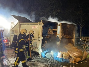 FW-MK: Müllpresse an der Eissporthalle in Brand geraten