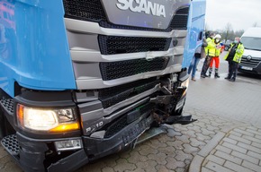 FW-RD: Verkehrsunfall in Osterrönfeld - zwei Verletzte In der Kieler Straße, in Osterrönfeld, kam es am Heute (18.02.2021) zu einem schweren Verkehrsunfall.