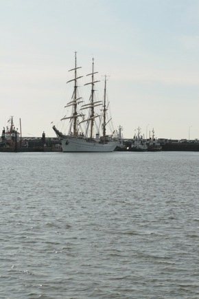 Deutsche Marine - Presseinformation: 5. Ergänzungsmeldung zu Meldung: Besatzungsmitglied der &quot;Gorch Fock&quot; ging über Bord - Aktuelle Fotos &quot;Gorch Fock&quot;