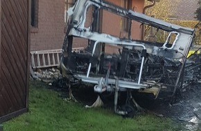 Freiwillige Feuerwehr Bedburg-Hau: FW-KLE: Unkraut abgeflämmt: Wohnwagen und Hecke gehen in Flammen auf / Angrenzendes Wohnhaus wird durch Zimmerbrand und Hitzeentwicklung beschädigt.