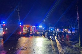 Feuerwehr Dinslaken: FW Dinslaken: Feuerwehr löscht Küchenbrand in Sportanlage