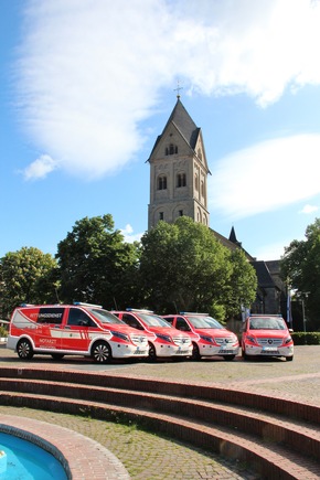 FW-GL: Feuerwehr Bergisch Gladbach stellt vier neue Notarzteinsatzfahrzeuge in Dienst - Moderne Technik für eine leistungsfähige Notfallversorgung