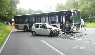 Kreispolizeibehörde Oberbergischer Kreis: POL-GM: 220620-487: Frontalzusammenstoß: Linienbus gegen Pkw