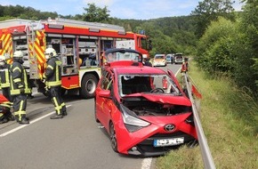 Kreispolizeibehörde Höxter: POL-HX: Auto gerät auf die Gegenfahrbahn und prallt in Leitplanke
