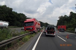 Polizei Düsseldorf: POL-D: Duisburg - A 3 in Richtung Köln - Internistischer Notfall - LKW auf Mittelschutzplanke - Fahrer leicht verletzt - Hoher Sachschaden - Verkehrsbeeinträchtigungen