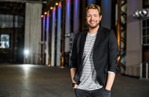 ProSieben: "Wir denken groß und wir experimentieren groß!" Komiker Bastian Bielendorfer geht bei "Alle gegen Einen" am Samstag mit einem Auto im Pool baden -live auf ProSieben