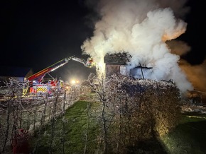 FW Dörentrup: Explosion mit anschließendem Großbrand in Wohnhaus - eine Person tot aufgefunden