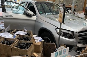 Feuerwehr Ratingen: FW Ratingen: PKW fährt in Kassenbereich eines Fachgeschäfts - Fahrer bleibt unverletzt