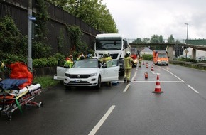 Polizei Rheinisch-Bergischer Kreis: POL-RBK: Wermelskirchen - Lkw fährt auf Fahrschulwagen auf