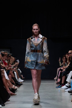 Die Schönheit der Brüche: Rebekka Ruétz x SKECHERS - Kintsugi-Kollektion auf der Berlin Fashion Week
