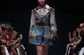 Skechers USA Deutschland GmbH: Die Schönheit der Brüche: Rebekka Ruétz x SKECHERS - Kintsugi-Kollektion auf der Berlin Fashion Week