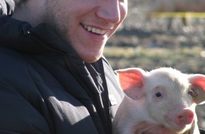 VIER PFOTEN - Stiftung für Tierschutz: VIER PFOTEN mit neuer Schweine-Kampagne - Mister Zürich wird Götti von Glücksschwein Eusebia