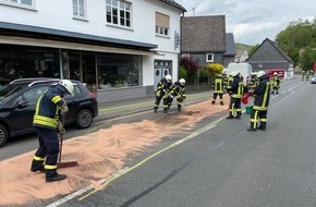 Feuerwehr Lennestadt: FW-OE: Zwei Verkehrsunfälle beschäftigten die Feuerwehr Lennestadt am Wochenende