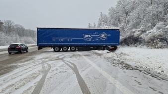 Autobahnpolizeiinspektion: API-TH: Sattelzug steht quer auf der Fahrbahn