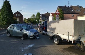 Polizei Rheinisch-Bergischer Kreis: POL-RBK: Leichlingen - Seniorin leichtverletzt nach Überschlag mit Pkw
