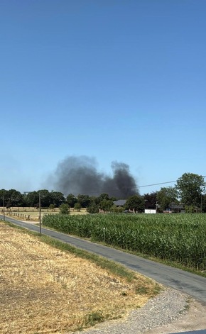 FW Sonsbeck: Gewerbebrand - Brennender Radlader in Lagerhalle