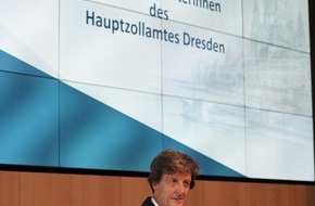 Hauptzollamt Dresden: HZA-DD: Start ins Berufsleben beim ZOLL / 44 Nachwuchskr&auml;fte in Dresden vereidigt