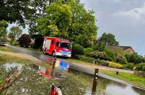 Freiwillige Feuerwehr Celle: FW Celle: Straße in Hustedt unter Wasser