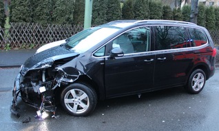 Polizei Hagen: POL-HA: Unfall auf der Eppenhauser Straße - Auto dreht sich um eigene Achse