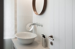 hansgrohe SE: AXOR Montreux Armaturen und Brausen in den Bergen Südtirols / Moderner Minimalismus trifft auf antiken Charme: 1477 Reichhalter