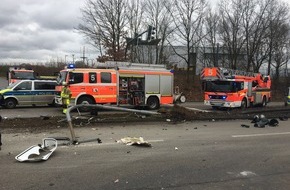 Feuerwehr Düsseldorf: FW-D: Erstmeldung: Verkehrsunfall zwischen zwei Lkw und einem Pkw - Ersthelfer versorgen Verletzte - vier Patienten durch Rettungsdienst ins Krankenhaus transportiert.