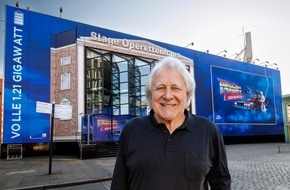 Stage Entertainment GmbH: Radiostimme mit Kultstaus: Peter Urban &uuml;berrascht als &bdquo;Easter Egg&rdquo; in ZUR&Uuml;CK IN DIE ZUKUNFT &ndash; Das Musical