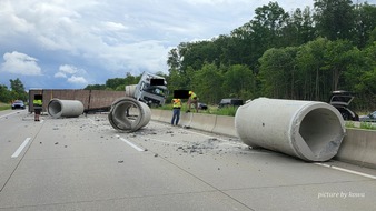 Autobahnpolizeiinspektion: API-TH: 1. Erg&auml;nzungsmeldung - Sattelzug mit Betonr&ouml;hren sorgt nach Verkehrsunfall f&uuml;r Sperrung beider Fahrtrichtungen